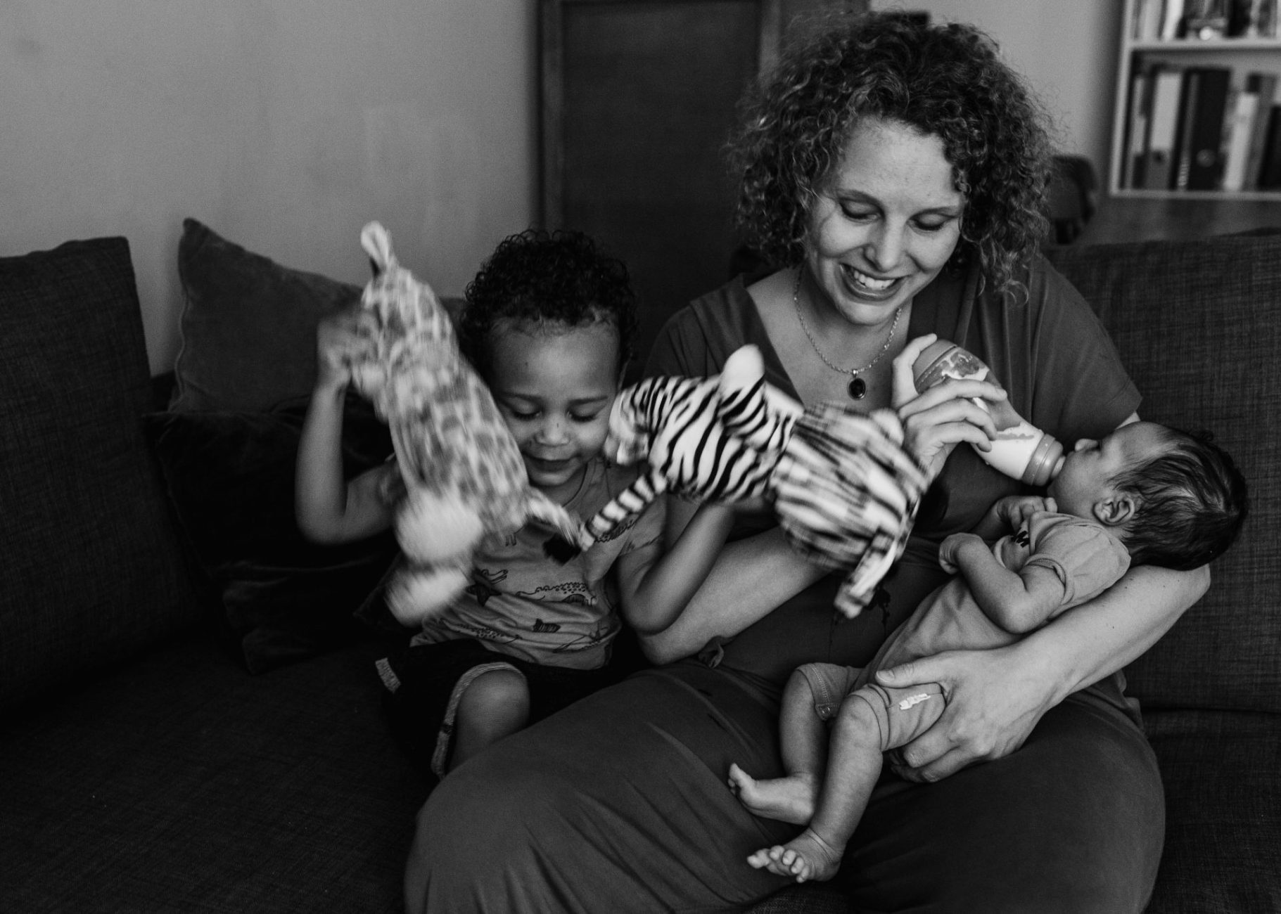 What is documentary family photography? A documentary photoshoot is a record of what’s happening in front of the lens without any intervention. It’s about capturing real moments, real feelings. It’s honest. And it can also be so beautiful. Mom feeding her newborn while taking care of her toddler.