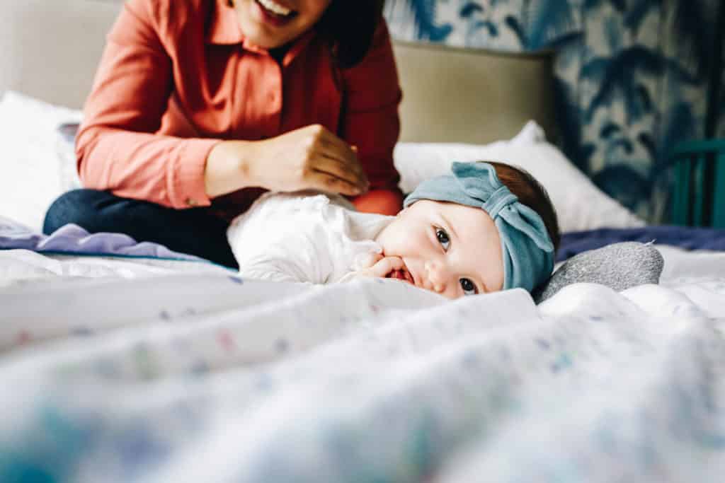 Sparky eyes on a baby portrait. In home-session, Amsterdam Zuid. Laid-back and fun,